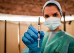 Vaccino Covid, scoperto legame con ictus e trombosi, è un enzima che fa aggregare le piastrine - lo STUDIO dell'Università Sapienza