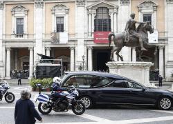 Gigi Proietti: oggi i funerali. Lunghissimo applauso al 'suo' Globe Theatre