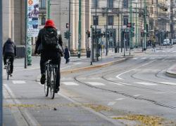 Lombardia e Piemonte verso zona arancione: ecco cosa si può fare se cambia il colore