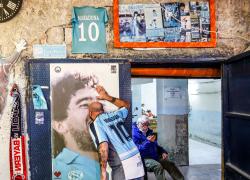 Maradona, aperta camera ardente: in migliaia in coda per dare l'ultimo saluto