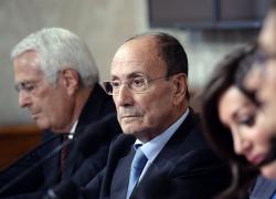 Schifani, il pacco sospetto sotto casa semplici bottiglie. I testimoni: "Imballate perché sembrassero una bomba"