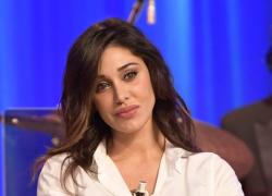 Belen Rodriguez, Instagram stories bollenti: dipinge senza reggiseno. Fan in delirio