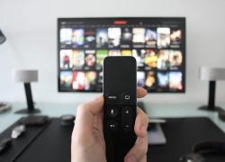 Ascolti tv ieri sera 27 novembre 2023: dati auditel e share de "Il metodo Fenoglio", "Grande Fratello", "Far West", "Qualcosa di nuovo"