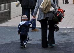 Bambini picchiati a scuola a Caserta, maestra incastrata da una mamma con registratore nei vestiti del figlio: schiaffi e insulti