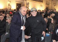 Corrado Ferlaino, l'ex presidente del Napoli caduto dalle scale: naso fratturato, ricoverato in ospedale
