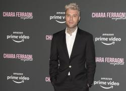 Fedez e la nuova vita da single tra movida, macchine di lusso, assistente sempre più vicina e viaggi con i figli