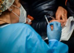 Lecco, va a fare il vaccino Covid Pfizer ma le rimane l’ago nel braccio, la 50enne: "Ci convivo da 2 anni, denunciato l'ASST"