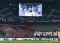 Paolo Rossi, funerali a Vicenza: i ragazzi dell'82 portano il feretro nel Duomo. 'Ciao Pablito'