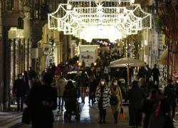 Lockdown Natale, weekend trascorso tra esodo e shopping disperato. A Roma chiusa via del Corso