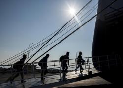 Pescatori Libia lasciano porto Mazara tra abbracci e lacrime con i propri familiari