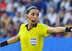 Chi è Stéphanie Frappart, il primo arbitro donna in Champions League: stasera in campo per Juventus e Dinamo-Kiev