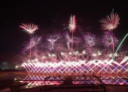 Cina: fuochi d'artificio illuminano cielo notturno di Paesi esteri
