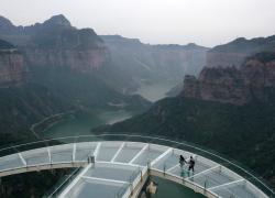Cina: Henan, turisti visitano punto panoramico di Baoquan (1)