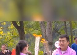 Cane guida robot partecipa a staffetta torcia dei Giochi para-asiatici