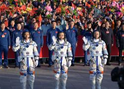 Cina: cerimonia di commiato per astronauti di Shenzhou-17