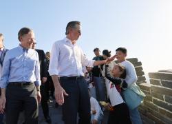 Cina: Pechino, governatore della California visita Grande Muraglia (2)