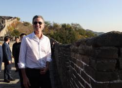 Cina: Pechino, governatore della California visita Grande Muraglia (1)