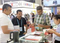 Cina: siglati +12 mld dollari accordi export a prima fase Fiera Canton