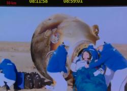 Cina: astronauta Jing Haipeng esce da capsula di rientro