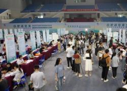 Cina: sempre più giovani laureati scelgono lavoro nella manifattura