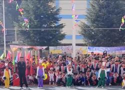 Cina: studenti eseguono tradizionale danza del bambù a incontro sportivo