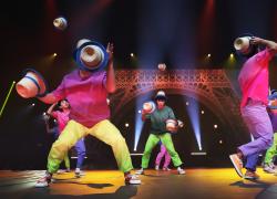 Acrobati cinesi si esibiscono al Cirque Phoenix a Parigi (1)