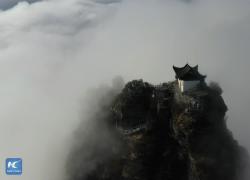 Cina: spettacolare mare di nuvole in un sito patrimonio mondiale