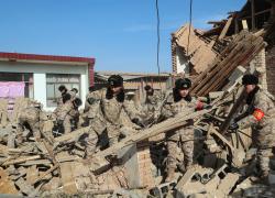 Cina: Gansu, PAPF e PLA prestano soccorsi per sisma (2)