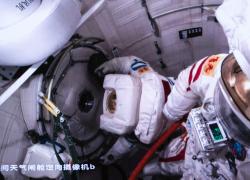 Cina: equipaggio Shenzhou-17 completa prima passeggiata spaziale (1)