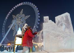 Cina: Heilongjiang, gara di sculture di ghiaccio a Harbin (2)
