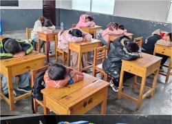Cina: Hunan, sedie pieghevoli migliorano riposo di studenti (2)