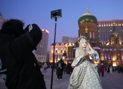 Cina: Heilongjiang, piazza della cattedrale accoglie turisti (2)