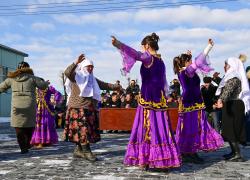 Cina: Xinjiang, attività ricreative per pastori in stazioni di servizio (3)