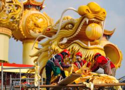 Cina: preparativi per lo spettacolo delle lanterne a Zigong (2)