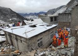 Cina: Yunnan, soccorritori al lavoro dopo frana a Zhaotong 