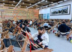 Cina: Hunan, fabbrica innovativa di broccati etnici a Zhangjiajie (2)