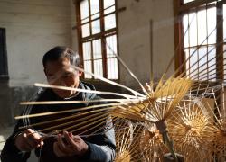 Cina: Jiangxi, fabbricazione di ombrelli di carta Jialu (3)