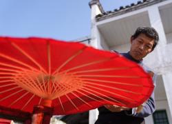 Cina: Jiangxi, fabbricazione di ombrelli di carta Jialu (2)