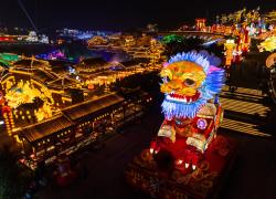 Cina: la città di Zigong illuminata da uno spettacolo di lanterne