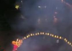 Cina: danza del drago su panche di legno per accogliere il Capodanno lunare