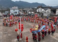 Cina: Zhejiang ospita parata di danza del drago con lanterne (3)