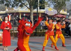 Personaggio di drago Disney si unisce a celebrazioni del Capodanno lunare allo Shanghai Disney Resort