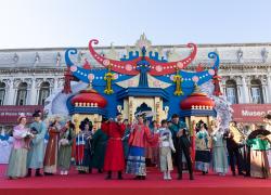 Italia: sfilata di Hanfu dona fascino orientale a Carnevale di Venezia