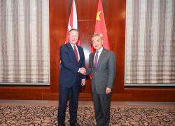 Wang Yi incontra segretario Esteri britannico Cameron a margine della Conferenza di Monaco