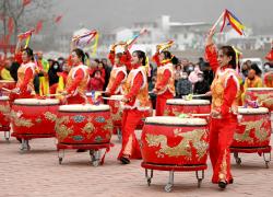 Cina: Shaanxi, danzatori di tamburi si esibiscono a Xi'an