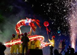 Cina: danza del drago per la Festa delle lanterne nel Guizhou (1)
