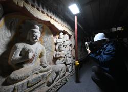 Cina: Shanxi, "dottori dei reperti" tutelano grotte di Yungang (2)