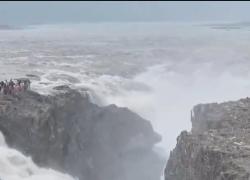 Cina: panorama primaverile di cascate Hukou su fiume Giallo
Con l'arrivo della primavera, le cascate si sono sciolte liberando un'ondata d'acqua nel fiume