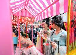 Cina-Italia: abiti tradizionali cinesi riemergono come trend di moda