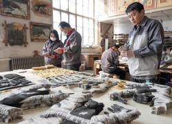 Cina: Heilongjiang, artigianato del legno a Yichun